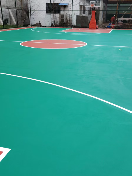 定远 球场长期使用易出现地面开裂
